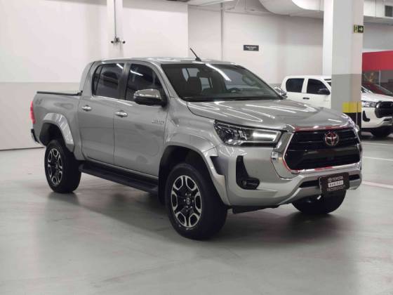 TOYOTA HILUX 2.8 D-4D TURBO DIESEL CD SRX PLUS 4X4 AUTOMÁTICO